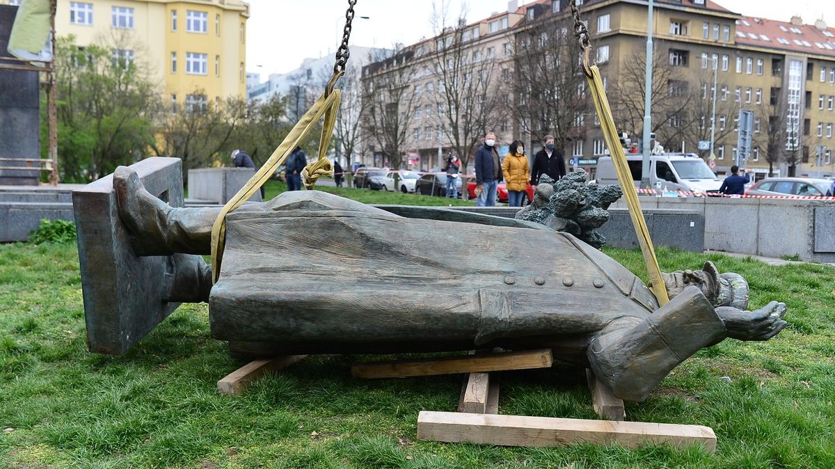 Odstranění sochy Koněva neporušuje smlouvy s Ruskem, uvedla diplomacie